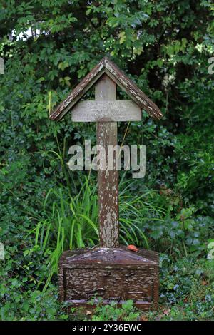 Rowner Lane, Gosport, Hampshire, England. 6. September 2024. Eine hölzerne Gedenkstätte auf dem Friedhof für Arther Wandesford Comber. Im Domesday Book wird erwähnt, dass Teile der St. Mary's Church in Rowner Lane, Gosport, auf 1.000 Jahre alt sind. Dieses Foto ist eines einer Serie, die ich kürzlich bei einer selbstgeführten Tour durch die Kirche während der Gosport Heritage Open Days gemacht habe. Stockfoto