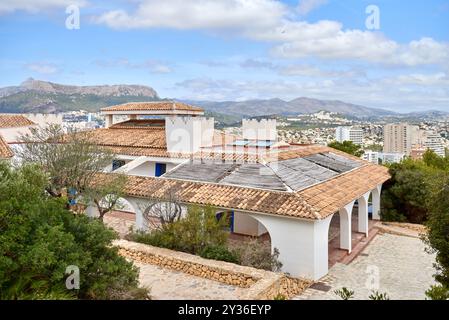 Atemberaubende Aussicht aus der Luft Calpe Spanien Mittelmeerküste Penon de Ifach Felsen üppige Vegetation sonniger Tag Tourismus Paradies, Panoramablick Calpe Stockfoto