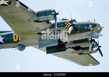 B-17F Memphis Belle American World war 2 Bomber fliegen auf der RAF Waddington International Airshow 2005 Stockfoto