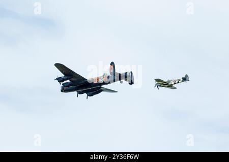 Avro Lancaster PA474 schwerer Bomber und Spitfire MK356 fliegen auf der RAF Waddington International Air Show 2005. Die Royal Air Force Battle wurde von der Royal Air Force betrieben Stockfoto