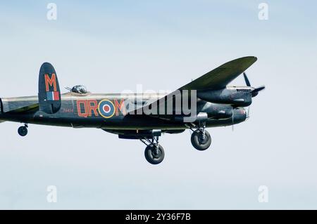 Avro Lancaster PA474 Schwerbomber fliegen auf der RAF Waddington International Air Show 2005. Die Royal Air Force Battle of Britain Memorial wurde vom Royal Air Force Battle of Britain Memorial betrieben Stockfoto