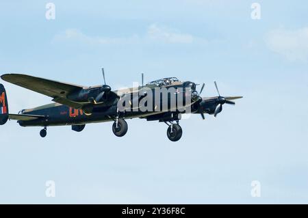 Avro Lancaster PA474 Schwerbomber fliegen auf der RAF Waddington International Air Show 2005. Die Royal Air Force Battle of Britain Memorial wurde vom Royal Air Force Battle of Britain Memorial betrieben Stockfoto