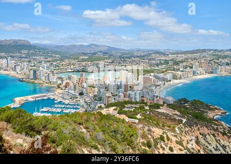 Atemberaubende Aussicht aus der Luft Calpe Spanien Mittelmeerküste Penon de Ifach Felsen üppige Vegetation sonniger Tag Tourismus Paradies, Panoramablick Calpe Stockfoto