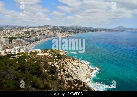 Atemberaubende Aussicht aus der Luft Calpe Spanien Mittelmeerküste Penon de Ifach Felsen üppige Vegetation sonniger Tag Tourismus Paradies, Panoramablick Calpe Stockfoto