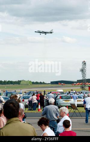 Auf der RAF Waddington International Air Show 2005 schweben ein Jump Jet der Royal Navy Sea Harrier. Stockfoto