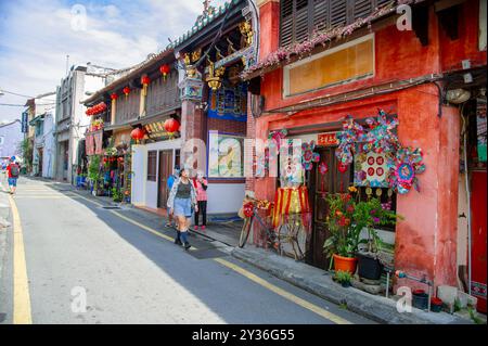 15. Februar 2023 Penang Malaysia - George Town ist eine lebendige Mischung aus Geschichte, Kultur und modernem Leben. Sie sind gesäumt von Gebäuden aus der Kolonialzeit Stockfoto