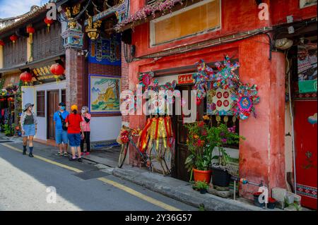 15. Februar 2023 Penang Malaysia - George Town ist eine lebendige Mischung aus Geschichte, Kultur und modernem Leben. Sie sind gesäumt von Gebäuden aus der Kolonialzeit Stockfoto