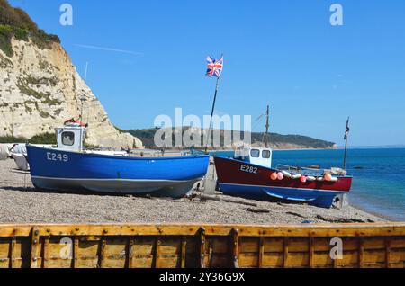 Eine wunderschöne Szene mit Fischerbooten am Strand bei Beer in Devon England. Stockfoto
