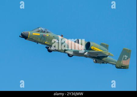 Major Lindsay „MAD“ Johnson, Kommandant und Pilot des A-10C Thunderbolt II Demonstration Teams, fliegt eine Übungsdemonstration über dem Clevel Stockfoto