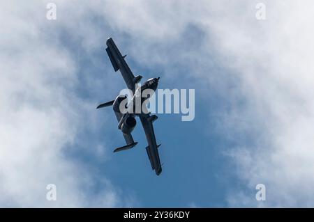 Major Lindsay „MAD“ Johnson, Kommandant und Pilot des A-10C Thunderbolt II Demonstration Teams, führt während einer Demonstration einen Querruder durch Stockfoto