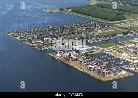 Blauwe Stad ist ein farbenfroher Stadtteil in Winschoten mit neu erbauten Villen und Doppelhäusern und mit rot-grauen Dächern zwischen Grünstreifen und Wasser am Stadtrand in Groningen. Mitten in einem großen See mit viel Wald und Natur. niederlande aus - belgien aus Stockfoto