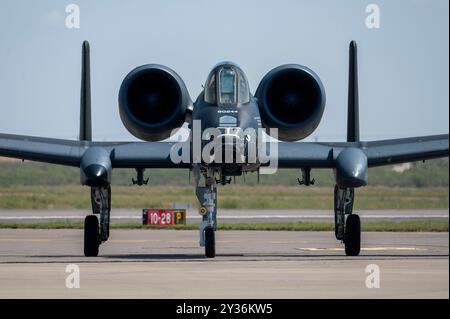 Major Lindsay „MAD“ Johnson, Kommandant und Pilot des A-10C Thunderbolt II Demonstration Teams, fährt ihr Flugzeug während der Midland Air Show Stockfoto