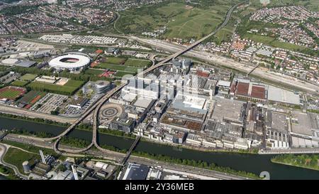 Werke der Mercedes Car Group in Unterturkheim bei Stuttgart. Entlang des Flusses verläuft eine Teststrecke der Automobilfabrik und das Museum befindet sich zwischen Stadion und Autobahn. ANP/ Holland Height/ Aerovista Luftfotografie niederlande Out - belgien Out Stockfoto