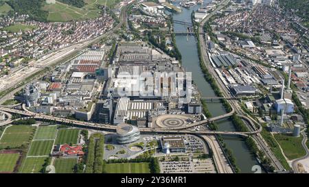 Werke der Mercedes Car Group in Unterturkheim bei Stuttgart. Entlang des Flusses verläuft eine Teststrecke der Automobilfabrik und das Museum befindet sich zwischen Stadion und Autobahn. ANP/ Holland Height/ Aerovista Luftfotografie niederlande Out - belgien Out Stockfoto