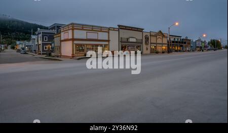 Unternehmen an einer Kreuzung an der Front Street in Dawson City, Yukon, Kanada Stockfoto