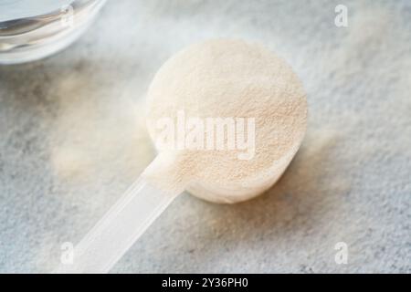 Kollagenpulver in einem Plastik-Messlöffel, Nahaufnahme Stockfoto