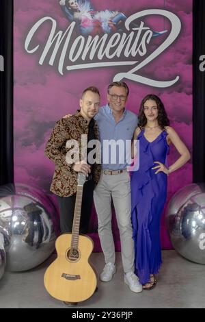 Mazze Wiesner Rockmusiker, Mirco Meinel Veranstalter First Class Concept und Xenia Wiesner Tänzerin L-R - der deutsche Rockmusiker Mazze Wiesner - eigentlich: Matthias Wiesner - hat 2021 erfolgreich in der TV Talent-Show The Voice of Germany teilgenommen. Bereits zum zweiten Mal ist er 2024 der musikalische Leiter der Dinnershow Momente 2 im Chapiteau der Träume in Dresden 29.11.2024 bis 12.01.2025. *** Mazze Wiesner Rockmusiker, Mirco Meinel Organisator First Class Concept und Xenia Wiesner Tänzer L R der deutsche Rockmusiker Mazze Wiesner tatsächlich hat Matthias Wiesner erfolgreich mitgemacht Stockfoto