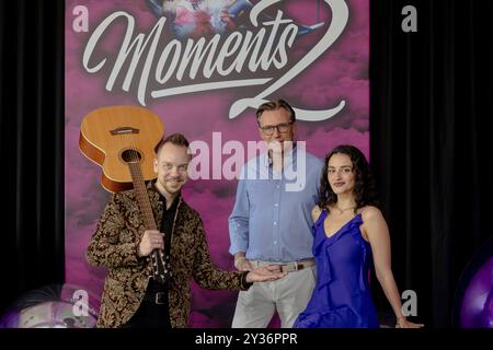 Mazze Wiesner Rockmusiker, Mirco Meinel Veranstalter First Class Concept und Xenia Wiesner Tänzerin L-R - der deutsche Rockmusiker Mazze Wiesner - eigentlich: Matthias Wiesner - hat 2021 erfolgreich in der TV Talent-Show The Voice of Germany teilgenommen. Bereits zum zweiten Mal ist er 2024 der musikalische Leiter der Dinnershow Momente 2 im Chapiteau der Träume in Dresden 29.11.2024 bis 12.01.2025. *** Mazze Wiesner Rockmusiker, Mirco Meinel Organisator First Class Concept und Xenia Wiesner Tänzer L R der deutsche Rockmusiker Mazze Wiesner tatsächlich hat Matthias Wiesner erfolgreich mitgemacht Stockfoto