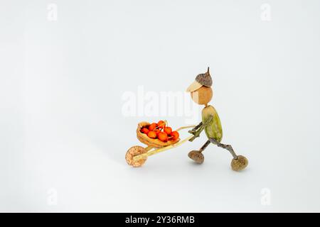 Handgefertigte Kreatur aus natürlichen Materialien Eicheln und Zweigen, DIY Stockfoto