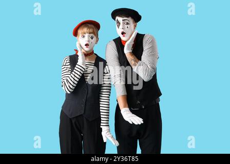 Ein paar überraschte Pantomimisten auf blauem Hintergrund Stockfoto