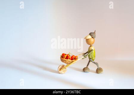 Herbstliche Handwerksfigur aus Eicheln Stockfoto