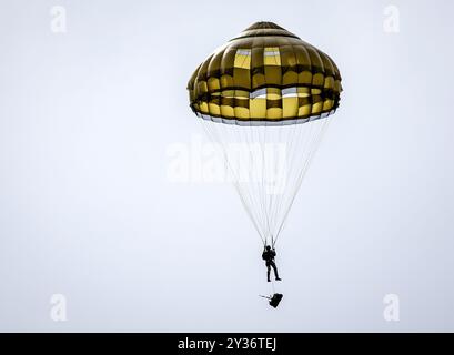 ZOUTKAMP - die Air Mobile Brigade trainiert gemeinsam mit 12 internationalen Partnern den Flugbetrieb während einer Trainingsübung rund um die Feier der Operation Market Garden. In einem Übungsszenario führen sie einen Luftangriff auf das Übungsdorf Marnehuizen durch. ANP REMKO DE WAAL niederlande raus - belgien raus Stockfoto