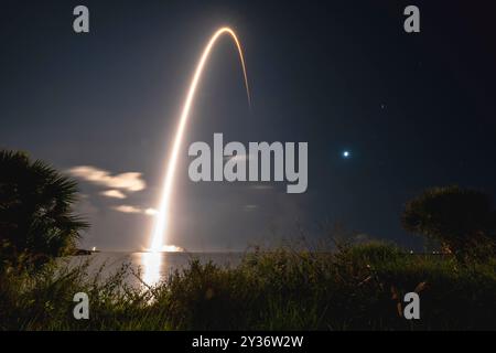 Cape Canaveral, Florida, USA. August 2024. Eine Falcon 9-Rakete mit Starlink-Satelliten startet vom Space Launch Complex 40 (SLC-40) auf der Cape Canaveral Space Force Station, Florida, 28. August 2024. Dies war der 23. Flug für die erste Stufe, die diese Mission unterstützte, die zuvor GPS III Space Vehicle 04, GPS III Space Vehicle 05, Inspiration4, AX-1, Nilesat 301, OneWeb Launch 17, ARABSAT BADR-8 und jetzt 16 Starlink-Missionen. (Kreditbild: © Deanna Murano/USA Space Force/ZUMA Press Wire) NUR FÜR REDAKTIONELLE ZWECKE! Nicht für kommerzielle ZWECKE! Stockfoto