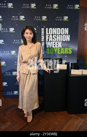 LONDON, GROSSBRITANNIEN. September 2024. Ning Xin '宁心' ist eine chinesische Schauspielerin und nimmt an der 养生堂 'YOSEIDO' Cosmetics Teil – Global Ambassador für YOSEIDO Men Rejuvenationseries – wasserfreie Reise, Schönheit, Kosmetik und Körperpflege während der LFW SS25 in London, Großbritannien. (Foto von 李世惠/siehe Li/Picture Capital) Credit: Siehe Li/Picture Capital/Alamy Live News Stockfoto