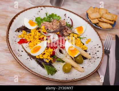 Katalanisches Essen. Xatonada, typischer Salat aus der spanischen Region Katalonien Stockfoto