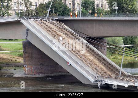 Ein Teil der Carolabrücke in Dresden ist auf einer Länge von rund 100 Metern eingestürzt. Zahlreiche Schaulustige und Katastrophen-Touristen kommen an die Elbe, besonders auf die Brühlsche Terrasse, um einen Blick auf die eingestürzten Brückenteile zu werfen und Handyfotos zu machen. Die Carolabrücke ist eine der vier Elbbrücken in der Dresdner Innenstadt. Sie werden im Süden in der Altstadt durch den Rathenauplatz und im Norden in der Inneren Neustadt durch den Carolaplatz begrenzt. Von 1971 bis 1991 trug die Brücke nach dem früheren sächsischen Ministerpräsidenten und Dresdner Oberbürgermeiste Stockfoto