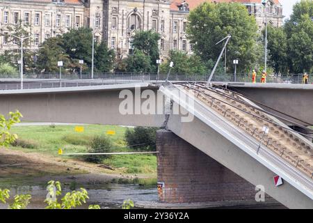 Ein Teil der Carolabrücke in Dresden ist auf einer Länge von rund 100 Metern eingestürzt. Zahlreiche Schaulustige und Katastrophen-Touristen kommen an die Elbe, besonders auf die Brühlsche Terrasse, um einen Blick auf die eingestürzten Brückenteile zu werfen und Handyfotos zu machen. Die Carolabrücke ist eine der vier Elbbrücken in der Dresdner Innenstadt. Sie werden im Süden in der Altstadt durch den Rathenauplatz und im Norden in der Inneren Neustadt durch den Carolaplatz begrenzt. Von 1971 bis 1991 trug die Brücke nach dem früheren sächsischen Ministerpräsidenten und Dresdner Oberbürgermeiste Stockfoto