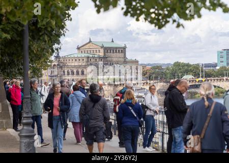 Ein Teil der Carolabrücke in Dresden ist auf einer Länge von rund 100 Metern eingestürzt. Zahlreiche Schaulustige und Katastrophen-Touristen kommen an die Elbe, besonders auf die Brühlsche Terrasse, um einen Blick auf die eingestürzten Brückenteile zu werfen und Handyfotos zu machen. Die Carolabrücke ist eine der vier Elbbrücken in der Dresdner Innenstadt. Sie werden im Süden in der Altstadt durch den Rathenauplatz und im Norden in der Inneren Neustadt durch den Carolaplatz begrenzt. Von 1971 bis 1991 trug die Brücke nach dem früheren sächsischen Ministerpräsidenten und Dresdner Oberbürgermeiste Stockfoto