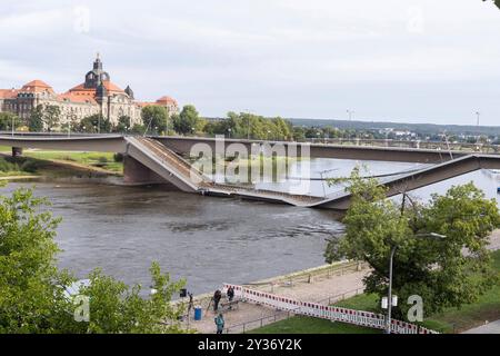 Ein Teil der Carolabrücke in Dresden ist auf einer Länge von rund 100 Metern eingestürzt. Zahlreiche Schaulustige und Katastrophen-Touristen kommen an die Elbe, besonders auf die Brühlsche Terrasse, um einen Blick auf die eingestürzten Brückenteile zu werfen und Handyfotos zu machen. Die Carolabrücke ist eine der vier Elbbrücken in der Dresdner Innenstadt. Sie werden im Süden in der Altstadt durch den Rathenauplatz und im Norden in der Inneren Neustadt durch den Carolaplatz begrenzt. Von 1971 bis 1991 trug die Brücke nach dem früheren sächsischen Ministerpräsidenten und Dresdner Oberbürgermeiste Stockfoto