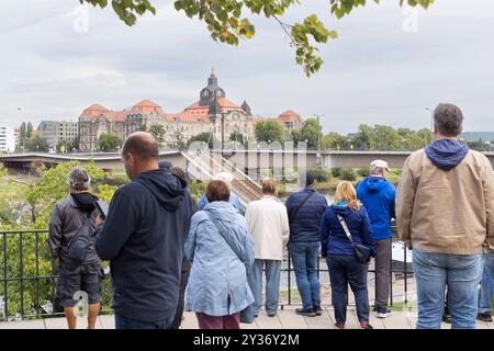 Ein Teil der Carolabrücke in Dresden ist auf einer Länge von rund 100 Metern eingestürzt. Zahlreiche Schaulustige und Katastrophen-Touristen kommen an die Elbe, besonders auf die Brühlsche Terrasse, um einen Blick auf die eingestürzten Brückenteile zu werfen und Handyfotos zu machen. Die Carolabrücke ist eine der vier Elbbrücken in der Dresdner Innenstadt. Sie werden im Süden in der Altstadt durch den Rathenauplatz und im Norden in der Inneren Neustadt durch den Carolaplatz begrenzt. Von 1971 bis 1991 trug die Brücke nach dem früheren sächsischen Ministerpräsidenten und Dresdner Oberbürgermeiste Stockfoto