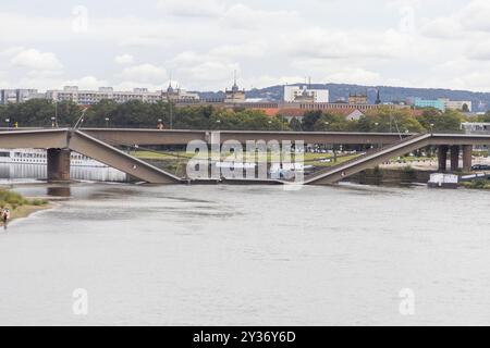 Ein Teil der Carolabrücke in Dresden ist auf einer Länge von rund 100 Metern eingestürzt. Zahlreiche Schaulustige und Katastrophen-Touristen kommen an die Elbe, besonders auf die Brühlsche Terrasse, um einen Blick auf die eingestürzten Brückenteile zu werfen und Handyfotos zu machen. Die Carolabrücke ist eine der vier Elbbrücken in der Dresdner Innenstadt. Sie werden im Süden in der Altstadt durch den Rathenauplatz und im Norden in der Inneren Neustadt durch den Carolaplatz begrenzt. Von 1971 bis 1991 trug die Brücke nach dem früheren sächsischen Ministerpräsidenten und Dresdner Oberbürgermeiste Stockfoto