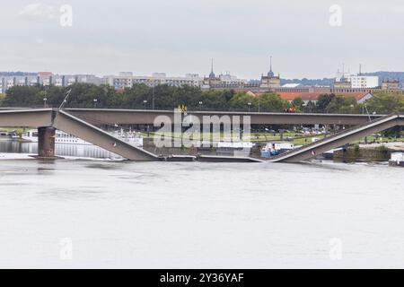 Ein Teil der Carolabrücke in Dresden ist auf einer Länge von rund 100 Metern eingestürzt. Zahlreiche Schaulustige und Katastrophen-Touristen kommen an die Elbe, besonders auf die Brühlsche Terrasse, um einen Blick auf die eingestürzten Brückenteile zu werfen und Handyfotos zu machen. Die Carolabrücke ist eine der vier Elbbrücken in der Dresdner Innenstadt. Sie werden im Süden in der Altstadt durch den Rathenauplatz und im Norden in der Inneren Neustadt durch den Carolaplatz begrenzt. Von 1971 bis 1991 trug die Brücke nach dem früheren sächsischen Ministerpräsidenten und Dresdner Oberbürgermeiste Stockfoto