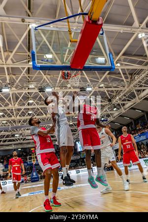 Pontevedra, Spanien. September 2024. Harte Defensivspiele während eines Angriffs der AS Monaco in Real Madrid. Quelle: Xan Gasalla / Alamy Live News Stockfoto