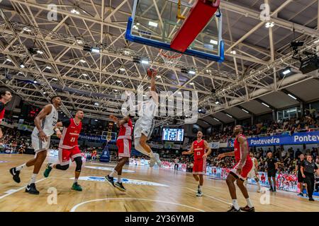 Pontevedra, Spanien. September 2024. Harte Defensivspiele während eines Angriffs der AS Monaco in Real Madrid. Quelle: Xan Gasalla / Alamy Live News Stockfoto