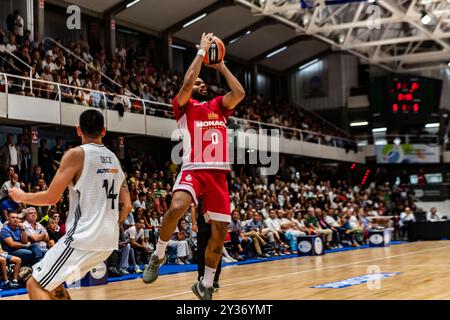 Pontevedra, Spanien. September 2024. Moment des Angriffs von AS Monaco über Real Madrids Korb. Quelle: Xan Gasalla / Alamy Live News Stockfoto