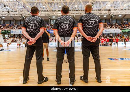 Pontevedra, Spanien. September 2024. Das Schiedsrichterteam beobachtet das Gericht vor dem Spiel. Quelle: Xan Gasalla / Alamy Live News Stockfoto