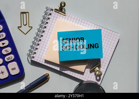 Weiße Karte mit dem Text "Senior School" auf dem Schreibtisch Stockfoto