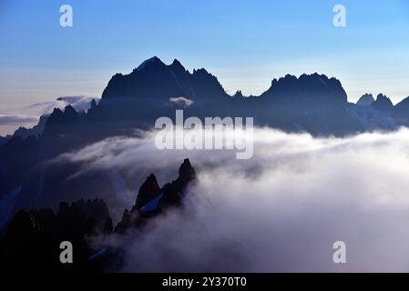 FRANKREICH, HAUTE SAVOIE (74) CHAMONIX, LANDSCHAFT MIT DEN AIGUILLES DE CHAMONIX AM MORGEN. VON DER AIGUILLE DU MIDI AUS GESEHEN 3842 METER Stockfoto