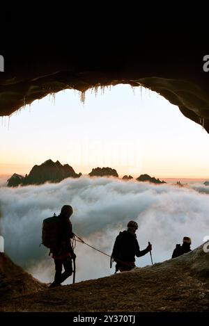 FRANKREICH, HAUTE SAVOIE (74) CHAMONIX. ABFAHRT AM MORGEN DER BERGSTEIGER VON DER SPITZE DER AIGUILLE DU MIDI 3842 METER. AUF DER RÜCKSEITE DIE AIGUILLES Stockfoto