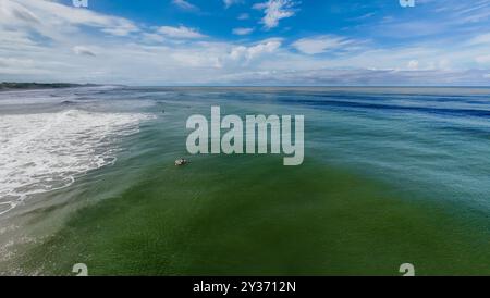 Wunderschöner Blick auf die Wellen am Strand von Hermosa und Surfer, die das Wetter in Costa Rica genießen Stockfoto