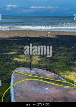 Wunderschöner Blick auf die Wellen am Strand von Hermosa und Surfer, die das Wetter in Costa Rica genießen Stockfoto