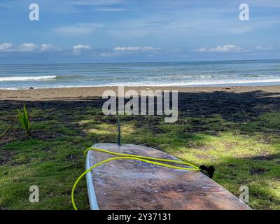 Wunderschöner Blick auf die Wellen am Strand von Hermosa und Surfer, die das Wetter in Costa Rica genießen Stockfoto