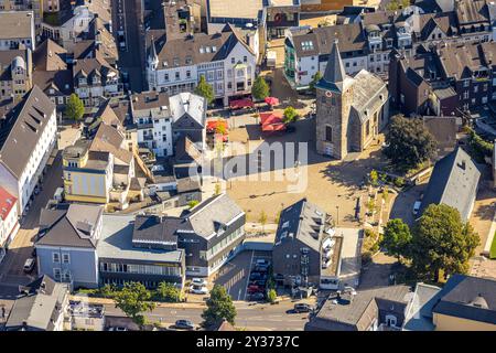 Luftbild, Stadtzentrum Alte Kirche am Marktplatz am Angebote, Außengastronomie und rote Sonnenschirme, Velbert, Ruhrgebiet, Nordrhein-Westfalen, Deutschland ACHTUNGxMINDESTHONORARx60xEURO *** Luftblick, Stadtzentrum alte Kirche am Marktplatz am Angebote, Outdoor Gastronomie und rote Sonnenschirme, Velbert, Ruhrgebiet, Nordrhein-Westfalen, Deutschland ATTENTIONxMINDESTHONORARx60xEURO Stockfoto