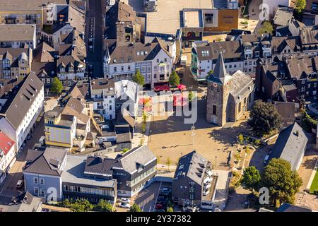 Luftbild, Stadtzentrum Alte Kirche am Marktplatz am Angebote, Außengastronomie und rote Sonnenschirme, Velbert, Ruhrgebiet, Nordrhein-Westfalen, Deutschland ACHTUNGxMINDESTHONORARx60xEURO *** Luftblick, Stadtzentrum alte Kirche am Marktplatz am Angebote, Outdoor Gastronomie und rote Sonnenschirme, Velbert, Ruhrgebiet, Nordrhein-Westfalen, Deutschland ATTENTIONxMINDESTHONORARx60xEURO Stockfoto