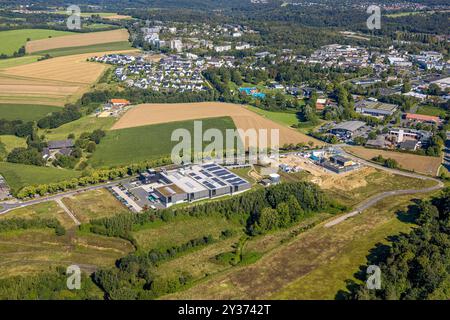 Luftbild, Wiesenfläche und Baugebiet mit Neubau Innovationspark Heiligenhaus Gewerbegebiet, Firmengelände Neubau RM de WIT GmbH Grosshändler, Bertha-Benz-Allee, Feuerwehr und Feuerwache Dr.-Julius-Held-Straße, Blick zum Wohngebiet Unterilp und Oberilp, Heiligenhaus, Ruhrgebiet, Nordrhein-Westfalen, Deutschland ACHTUNGxMINDESTHONORARx60xEURO *** AUSS Stockfoto