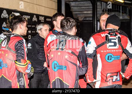 Das Team der Belle Vue Cool Running Colts trifft sich in der Pause während des Spiels der WSRA National Development League zwischen den Sheffield Tiger Cubs und den Belle Vue Colts im Owlerton Stadium, Sheffield, am Donnerstag, den 12. September 2024. (Foto: Ian Charles | MI News) Credit: MI News & Sport /Alamy Live News Stockfoto